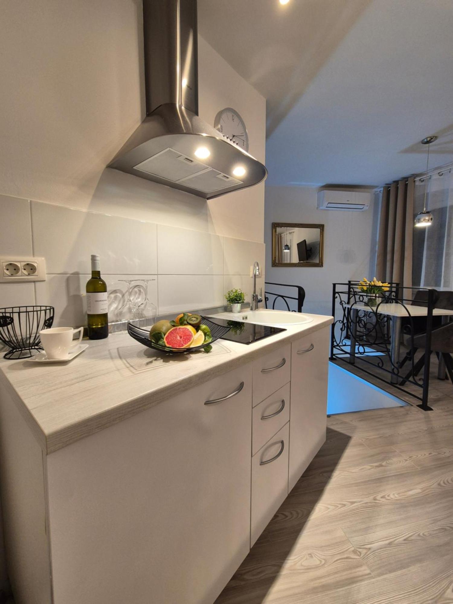 Studio Apartment Lily Ровинь Экстерьер фото